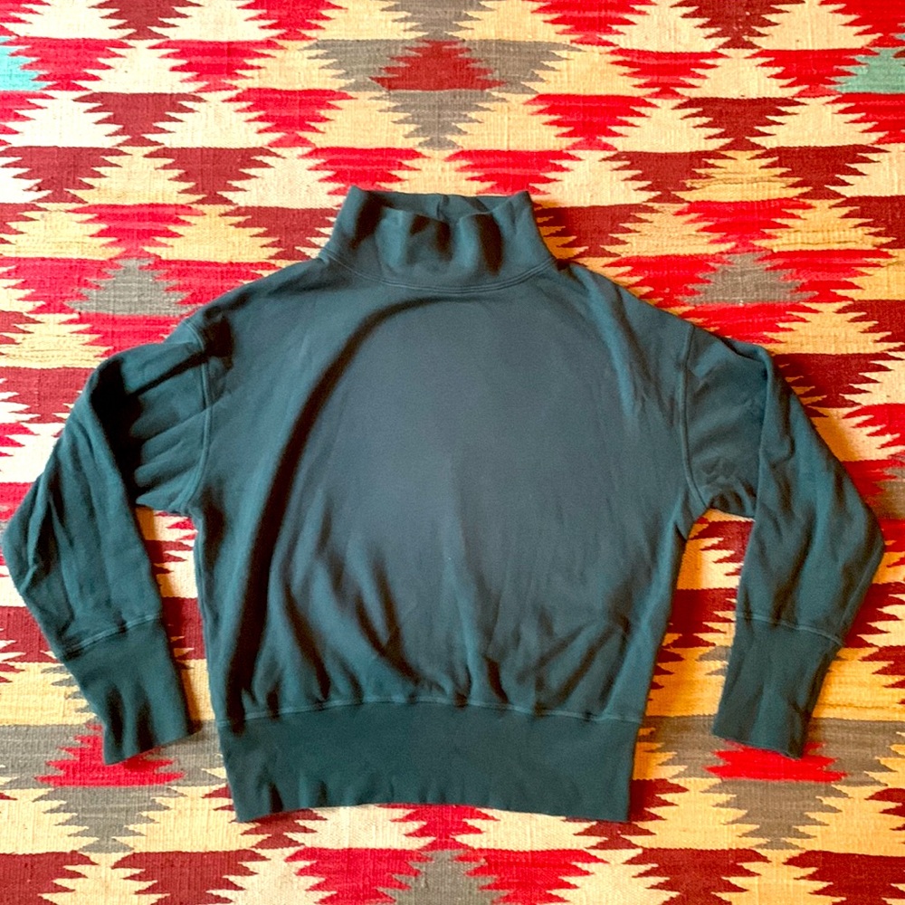 Rivet & Thread Turtleneck Sweatshirt Size Medium